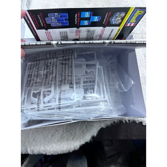 Revell Jeep Wrangler Rubicon Model Kit 1:25 Scale New Plastic Kit Ages 12+ - Picture 6 of 7